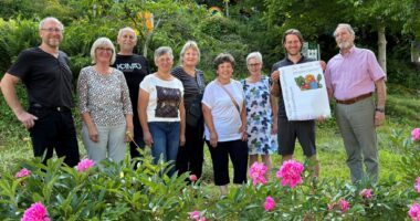 Unser Bild zeigt v.li. Herbert Preuß (Bürgermeister und 1. Vorsitzender Kreisverband für Gartenkultur & Landespflege), Waltraud Augustin (Seniorenbeauftrage Gemeinde Kollnburg), Rudi Hofbauer (1. Vorsitzender Koimad verein.t), Jakobina Tremml, Waltraud Zankl, Christine Hauptmann, Mariele Klingl (1. Vorsitzende Gartenbauverein Kollnburg), Kreisfachberater Martin Straub und Gust Wittenzellner (Altbürgermeister, Betreuung Bibelgarten). Foto: Evelyne Wittenzellner
