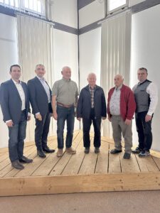 Gruppenbild zur Erinnerung, v.li. Vermessungsamtsleiter Matthias Holstein, Landrat Dr. Ronny Raith, Konrad Weiß, Josef Ebner, Oswald Kerndl und Bürgermeister Alois Wildfeuer. Foto: Heiko Langer / Landratsamt Regen 