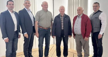 Gruppenbild zur Erinnerung, v.li. Vermessungsamtsleiter Matthias Holstein, Landrat Dr. Ronny Raith, Konrad Weiß, Josef Ebner, Oswald Kerndl und Bürgermeister Alois Wildfeuer. Foto: Heiko Langer / Landratsamt Regen 