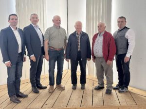 Gruppenbild zur Erinnerung, v.li. Vermessungsamtsleiter Matthias Holstein, Landrat Dr. Ronny Raith, Konrad Weiß, Josef Ebner, Oswald Kerndl und Bürgermeister Alois Wildfeuer. Foto: Heiko Langer / Landratsamt Regen  
