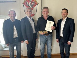 Bürgermeister Richard Gruber (li.), Landrat Dr. Ronny Raith (2.v.li.) und Vermessungsamtsleiter Matthias Holstein (re.) gratulierten Walter Angl zum Jubiläum. Foto: Heiko Langer / Landratsamt Regen