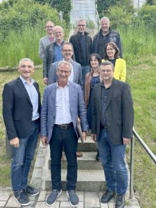 Unser Bild zeigt Landrat Dr. Ronny Raith (vorne v.li.) mit den Gymnasiums-Direktoren Martin Huber (Zwiesel) und Martin Friedl (Viechtach); mittlere Reihe, v.li. Berufsschulleiter Andreas Loibl, Förderschulrektorin Birgit Heigl-Venus, Schulleiterin Christine Seidl (Landwirtschaftsschule Regen, Abteilung Hauswirtschaft); hinten (v.li.) Förderschulkonrektor Thomas Adam (Regen), Hotelberufsschulleiter Xaver Dietrich, Realschuldirektor Alexander Reimer (Regen) und Realschuldirektor Stefan Spindler (Viechtach). Foto: Heiko Langer / Landratsamt Regen