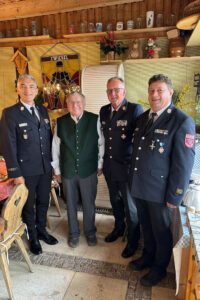 In Feuerwehruniform gratulierten Landrat Dr. Ronny Raith (li.), Kreisbrandrat Hermann Keilhofer (2.v.li.) und Kreisbrandmeister Heinrich Mühlbauer (re.) dem Ehrenkreisbrandrat Helmut Kilian zum 90. Geburtstag.