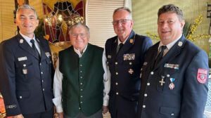 In Feuerwehruniform gratulierten Landrat Dr. Ronny Raith (li.), Kreisbrandrat Hermann Keilhofer (2.v.li.) und Kreisbrandmeister Heinrich Mühlbauer (re.) dem Ehrenkreisbrandrat Helmut Kilian zum 90. Geburtstag.