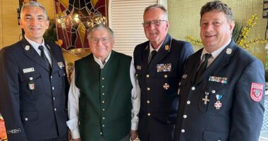 In Feuerwehruniform gratulierten Landrat Dr. Ronny Raith (li.), Kreisbrandrat Hermann Keilhofer (2.v.li.) und Kreisbrandmeister Heinrich Mühlbauer (re.) dem Ehrenkreisbrandrat Helmut Kilian zum 90. Geburtstag.
