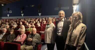 Unser Bild zeigt (stehend v.re.) Doris Werner, Landrat Dr. Ronny Raith und die Kreisseniorenbeauftragte Christine Kreuzer vor den gut befüllten Sitzen im Zwieseler Lichtspielhaus. Foto: Heiko Langer / Landratsamt Regen