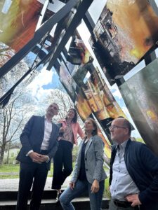 Eingang in die Glashütte. Landrat Dr. Ronny Raith (v.li.) und Wirtschaftsführerin Teresa Sitzberger wurden von Julia und Eberhard Eisch durch die Werkhallen geführt. Foto: Heiko Langer / Landratsamt Regen