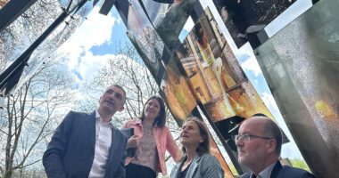 Eingang in die Glashütte. Landrat Dr. Ronny Raith (v.li.) und Wirtschaftsführerin Teresa Sitzberger wurden von Julia und Eberhard Eisch durch die Werkhallen geführt. Foto: Heiko Langer / Landratsamt Regen