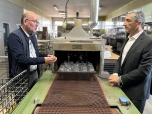 Eberhard Eisch (li.) zeigte Landrat Dr. Ronny Raith, wie aufwendig es sein kann, Glas zu veredeln. Foto: Heiko Langer / Landratsamt Regen