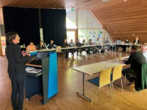 Beim ersten Kommunalen Nationalparkausschuss unter Vorsitz von Regener Landrat Dr. Ronny Raith zog Nationalparkleiterin Ursula Schuster (stehend links) eine Bilanz für das Jahr 2024 und gab einen Ausblick auf die Vorhaben im aktuellen Jahr. Foto: Anette Nigl / Nationalparkverwaltung Bayerischer Wald