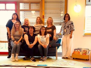 Team Kindergraten St. Jakob Achslach mit PQB. Im Bild v.li.: hinten: Claudia Kauschinger, Tanja Kreulinger, Steffi Peter, Kindergartenleitung: Marion Kauschinger, Sandra Holzer PQB; vorne: Lisa Lautscham, Stefanie Kasperbauer und Tanja Haslböck. Foto: Lisa Ebnet