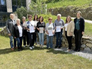 Sie freuen sich über die erfolgreiche Zertifizierung, v.li. Landrat Dr. Ronny Raith, Martine Ernst (Zertifiziererin), Marlene Kandler (Zertifiziererin), Irene Bauer, Heidi Kapfhammer, Sonja Kapfhammer, Luise und Günther Dengler, Tourismusreferentin Elisabeth Unnasch und Iris Gehard (persönliche Referentin des Landrats). Foto: Heiko Langer / Landratsamt Regen