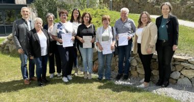 Sie freuen sich über die erfolgreiche Zertifizierung, v.li. Landrat Dr. Ronny Raith, Martine Ernst (Zertifiziererin), Marlene Kandler (Zertifiziererin), Irene Bauer, Heidi Kapfhammer, Sonja Kapfhammer, Luise und Günther Dengler, Tourismusreferentin Elisabeth Unnasch und Iris Gehard (persönliche Referentin des Landrats). Foto: Heiko Langer / Landratsamt Regen