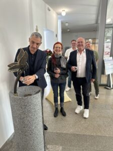Landrat Dr. Ronny Raith (li.) schenkte ein und gab die ersten Gläser Wasser aus dem neuen Waldwasserbrunnen an die Künstlerin Edeltraud Göpfert und an Waldwasser-Werkleiter Hermann Gruber. Im Hintergrund stehen Wolfgang Kraus und Thomas Frisch (re.) vom Gebäudemanagement. Fotos: Heiko Langer / Landratsamt Regen