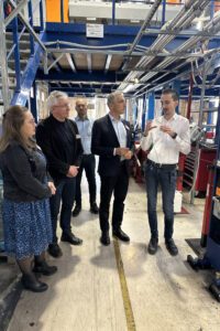 Eric Neveling (li.) und sein Kollege Markus Bielmeier (2.v.re.) führten die Gäste Landrat Dr. Ronny Raith (3.v.li:), Bürgermeister Georg Fleischmann und Elisabeth Unnasch durch die Produktionshallen. Foto: Heiko Langer / Landratsamt Regen