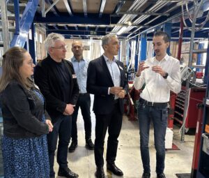Eric Neveling (li.) und sein Kollege Markus Bielmeier (2.v.re.) führten die Gäste Landrat Dr. Ronny Raith (3.v.li:), Bürgermeister Georg Fleischmann und Elisabeth Unnasch durch die Produktionshallen. Foto: Heiko Langer / Landratsamt Regen