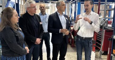 Eric Neveling (li.) und sein Kollege Markus Bielmeier (2.v.re.) führten die Gäste Landrat Dr. Ronny Raith (3.v.li:), Bürgermeister Georg Fleischmann und Elisabeth Unnasch durch die Produktionshallen. Foto: Heiko Langer / Landratsamt Regen