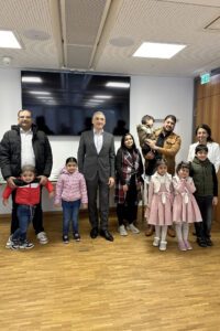 Unser Bild zeigt die Eingebürgerten mit Landrat Dr. Ronny Raith (Bildmitte) und die zuständige Sachbearbeiterin Yildiz Oragaz (re.) mit den Eingebürgerten. Foto: Heiko Langer / Landratsamt Regen