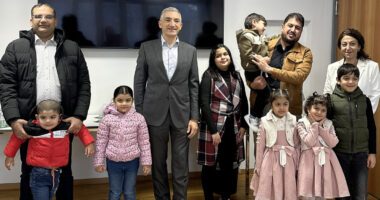 Unser Bild zeigt die Eingebürgerten mit Landrat Dr. Ronny Raith (Bildmitte) und die zuständige Sachbearbeiterin Yildiz Oragaz (re.) mit den Eingebürgerten. Foto: Heiko Langer / Landratsamt Regen