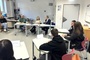 Landrat Dr. Ronny Raith und Sonja Fath diskutierten mit den Schülerinnen und Schülern am SFZ Regen. Begrüßt wurden sie vom stellvertretenden Schulleiter Thomas Adam und Klassleiterin Katharina Dillinger. Fotos: Heiko Langer / Landratsamt Regen