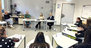 Landrat Dr. Ronny Raith und Sonja Fath diskutierten mit den Schülerinnen und Schülern am SFZ Regen. Begrüßt wurden sie vom stellvertretenden Schulleiter Thomas Adam und Klassleiterin Katharina Dillinger. Fotos: Heiko Langer / Landratsamt Regen