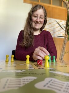 Constanze Steffel freut sich mit ihrem Team auf möglichst viele Teilnehmer an den Spielenachmittagen im Amthof Kirchberg im Wald. Foto: Kathrin Aichinger / Landratsamt Regen