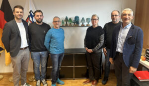 Unser Bild zeigt, v.li.: Zwiesel Fortessa Marketingchef Michael Eichinger, Drechsler Michael Kamieniorz, Günter Reif (Leiter der Handfertigung), Designerin Irmgard Braun-Ditzen, Stefan Raml (Drechsler) und Landrat Dr. Ronny Raith. Foto: Heiko Langer / Landratsamt Regen