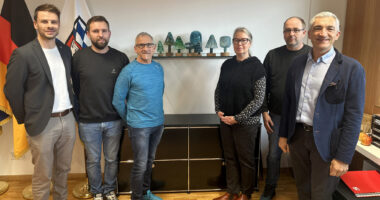 Unser Bild zeigt, v.li.: Zwiesel Fortessa Marketingchef Michael Eichinger, Drechsler Michael Kamieniorz, Günter Reif (Leiter der Handfertigung), Designerin Irmgard Braun-Ditzen, Stefan Raml (Drechsler) und Landrat Dr. Ronny Raith. Foto: Heiko Langer / Landratsamt Regen