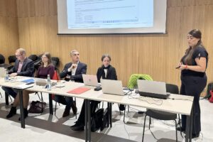 Caroline Leidl (re.) stellte die App „Dahoam in Niederbayern vor“. Im Bild, v.li. Kämmerer Johann Hutter, Juristin Silvia Moser, Landrat Dr. Ronny Raith und Landratsamtsgeschäftsführerin Iris Gehard. Foto: Heiko Langer / Landratsamt Regen