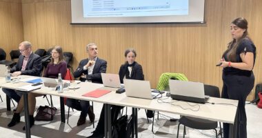 Caroline Leidl (re.) stellte die App „Dahoam in Niederbayern vor“. Im Bild, v.li. Kämmerer Johann Hutter, Juristin Silvia Moser, Landrat Dr. Ronny Raith und Landratsamtsgeschäftsführerin Iris Gehard. Foto: Heiko Langer / Landratsamt Regen