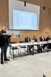 Tobias Wittenzellner (li.) beantwortete nicht nur Fragen zum Konzept, er hatte auch Beispielschilder dabei. Kämmerer Johann Hutter (v.li.), Juristin Silvia Moser, Landrat Dr. Ronny Raith und Landratsamtsgeschäftsführerin Iris Gehard hörten aufmerksam zu. Foto: Heiko Langer / Landratsamt Regen