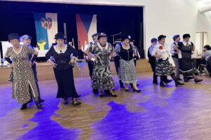 Die Omas aus Pilsen sorgten mit ihrer Einlage für Stimmung. Foto: Heiko Langer / Landratsamt Regen