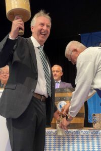 Der stellvertretende Landrat Helmut Plenk durfte das erste Fass Bier anzapfen. Foto: Kathrin Aichinger / Landratsamt Regen