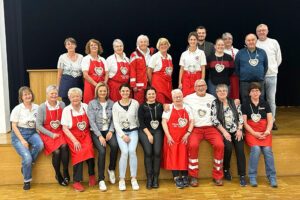 Teambild am Ende der Veranstaltung: Sie alle sorgten dafür, dass die Veranstaltung ein Erfolg wurde und Seniorinnen und Senioren in der Arberlandhalle gut versorgt wurden. Foto: Kathrin Aichinger / Landratsamt Regen