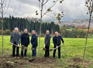 Symbolischer Beginn der Baumaßnahme: es wurden Bäume gepflanzt. Im Hintergrund stehen bereits die Baumaschinen mit denen die Baustraße errichtet wird. Im Bild, v.li.: Bundeslandwirtschaftsminister Alois Rainer, Staatsminister a.D. Helmut Brunner, Staatsminister Christian Bernreiter, Landrat Dr. Ronny Raith und Kirchbergs Bürgermeister Robert Muhr. Foto: Heiko Langer/Landratsamt Regen
