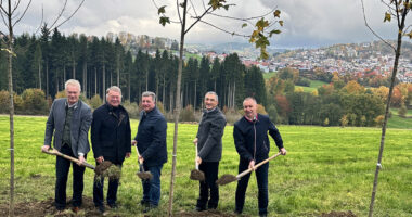 Symbolischer Beginn der Baumaßnahme: es wurden Bäume gepflanzt. Im Hintergrund stehen bereits die Baumaschinen mit denen die Baustraße errichtet wird. Im Bild, v.li.: Bundeslandwirtschaftsminister Alois Rainer, Staatsminister a.D. Helmut Brunner, Staatsminister Christian Bernreiter, Landrat Dr. Ronny Raith und Kirchbergs Bürgermeister Robert Muhr. Foto: Heiko Langer/Landratsamt Regen