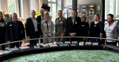 Sie waren beim Projektstart dabei, v.re.: Dana Biskup (Euregio Bayerischer Wald-Böhmerwald-Unterer Inn), Michael Herzog (Bürgermeister Bayerisch Eisenstein), Landrat Dr. Ronny Raith, Hartwig Löfflmann (Geschäftsführer Naturpark Bayerischer Wald), Tabea Lepšík (Projektkoordinatorin „Grenzraum entdecken“), Simona Fink (Leitung Koordinierungsstelle Bayern-Böhmen), Tobias Wittenzellner (Leiter Kreisentwicklung Landkreises Regen), Helena Hnojská (Projektpartner Úhlava o.p.s.), Pavla Kolářová (Projektpartner Tourismusregion Pošumaví), Zdeňka Vlčková (Vorsitzende des Lenkungsgremiums der Tourismusregion Pošumaví) und Iva Urbánková (Tourismusdestination Šumava žije). Foto: Heiko Langer / Landratsamt Regen