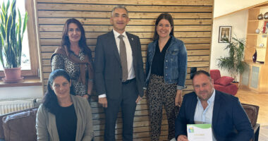 Die kaufmännische Leiterin Corinna Filipovic (li.) und Geschäftsführer Josef Wildfeuer (re.) freuen sich, dass der Betrieb für weitere drei Jahre das Siegel des besonders klima- und umweltfreundlichen Unternehmens tragen darf. Es gratulierten Bürgermeisterin Simone Hilz (2.v.li.), Landrat Dr. Ronny Raith und Wirtschaftsreferentin Teresa Sitzberger. Foto: Heiko Langer / Landratsamt Regen