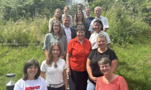 Bei zwölf JaS-Standorten im Landkreis bedurfte es einer Aufteilung in zwei Regionalgruppen, hier die Verantwortlichen der Regionalgruppe Regen-Zwiesel mit Schulrätin Ulrike Ebner, Jugendamtsleiter Martin Hackl und dem zuständigem Gruppenleiter Dirk Opitz. Foto: Heiko Langer / Landratsamt Regen