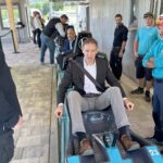 Regierungspräsident Rainer Haselbeck testete den Coaster am Silberberg. Foto: Heiko Langer / Landratsamt Regen