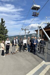 Erinnerungsbild vor der neuen Mittelstation, v.li.: Tourismusreferentin Elisabeth Unnasch, Tobias Wittenzellner (Leiter Kreisentwicklung Landkreis Regen), Regierungspräsident Rainer Haselbeck, Michael Prietsch (Regierung von Niederbayern), Manuela Königbauer (Regierung von Niederbayern), Teresa Sitzberger (Wirtschaftsförderin Landkreis Regen), Bürgermeister Michael Adam, Sebastian Zistler (Technischer Leiter Silberbergbahn), Marcus Hüblein (Jurist Silberbergbahn), Landrat Dr. Ronny Raith, Alexander Schmid (Steuerbüro PSP), Geschäftsführer der Silberbergbahn Thomas Hüblein. Foto: Heiko Langer / Landratsamt Regen