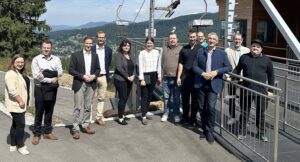Erinnerungsbild vor der neuen Mittelstation, v.li.: Tourismusreferentin Elisabeth Unnasch, Tobias Wittenzellner (Leiter Kreisentwicklung Landkreis Regen), Regierungspräsident Rainer Haselbeck, Michael Prietsch (Regierung von Niederbayern), Manuela Königbauer (Regierung von Niederbayern), Teresa Sitzberger (Wirtschaftsförderin Landkreis Regen), Bürgermeister Michael Adam, Sebastian Zistler (Technischer Leiter Silberbergbahn), Marcus Hüblein (Jurist Silberbergbahn), Landrat Dr. Ronny Raith, Alexander Schmid (Steuerbüro PSP), Geschäftsführer der Silberbergbahn Thomas Hüblein. Foto: Heiko Langer / Landratsamt Regen