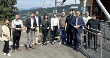 Erinnerungsbild vor der neuen Mittelstation, v.li.: Tourismusreferentin Elisabeth Unnasch, Tobias Wittenzellner (Leiter Kreisentwicklung Landkreis Regen), Regierungspräsident Rainer Haselbeck, Michael Prietsch (Regierung von Niederbayern), Manuela Königbauer (Regierung von Niederbayern), Teresa Sitzberger (Wirtschaftsförderin Landkreis Regen), Bürgermeister Michael Adam, Sebastian Zistler (Technischer Leiter Silberbergbahn), Marcus Hüblein (Jurist Silberbergbahn), Landrat Dr. Ronny Raith, Alexander Schmid (Steuerbüro PSP), Geschäftsführer der Silberbergbahn Thomas Hüblein. Foto: Heiko Langer / Landratsamt Regen
