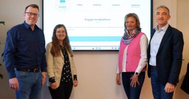 Freuen sich über eine rege Beteiligung von Vereinen und Einrichtungen an der Engagementplattform des Landkreises Regen: (v. li.) Tobias Wittenzellner, Leiter der Kreisentwicklung, Constanze Steffel und Doris Werner vom Regionalmanagement sowie Landrat Dr. Ronny Raith. Foto: Melanie Reif / Landratsamt Regen.