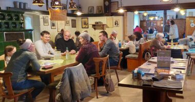 Unser Bild „202601_2. Spiele-Café“ zeigt die Teilnehmerinnen und Teilnehmer des bereits zweiten Generationen-Spiele-Cafés im Kirchberger Amthof in angeregte Gespräche und Spielzüge vertieft. Foto: Constanze Steffel / Landkreis Regen.