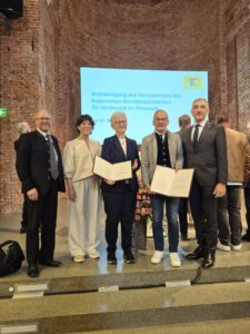 Auszeichnung mit sichtbarem Stolz: Maria Schötz und Udo Weiderer präsentieren ihre Ehrenurkunden des Bayerischen Ministerpräsidenten (v. li.) mit Kollnburgs Bürgermeister Herbert Preuß, Zwiesels Zweiter Bürgermeisterin Elisabeth Pfeffer und Landrat Ronny Raith (rechts). Foto: Reinhard Neubert / Abteilungsleiter Leichtathletik, TV Zwiesel