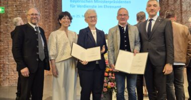 Auszeichnung mit sichtbarem Stolz: Maria Schötz und Udo Weiderer präsentieren ihre Ehrenurkunden des Bayerischen Ministerpräsidenten (v. li.) mit Kollnburgs Bürgermeister Herbert Preuß, Zwiesels Zweiter Bürgermeisterin Elisabeth Pfeffer und Landrat Ronny Raith (rechts). Foto: Reinhard Neubert / Abteilungsleiter Leichtathletik, TV Zwiesel