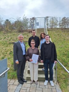 Mögliche Bildunterschrift: Unser Bild zeigt vorne von links: Landrat Dr. Ronny Raith, Dr. med. Univ. Sanela Geiß, Sviatoslav Vasylashchuk; hinten von links: Yildiz Oragaz (Ausländeramt) und Michael Spielbauer (stellvertretender Sachgebietsleiter Ausländeramt). Foto: Martine Ernst / Landratsamt Regen