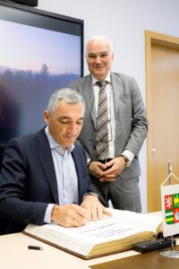 Regens Landrat Dr. Ronny Raith durfte sich, auf Einladung des Regionspräsidenten Dr. Kamal Farhan, ins Goldene Buch der Region Pilsen eintragen. Foto: Region Pilsen