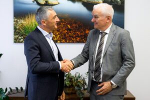 Der Pilsener Regionspräsident Dr. Kamal Farhan und Regens Landrat Dr. Ronny Raith (li.) sind sich einig: Sie wollen sich gemeinsam für die Menschen in ihren Regionen einsetzen. Foto: Region Pilsen
